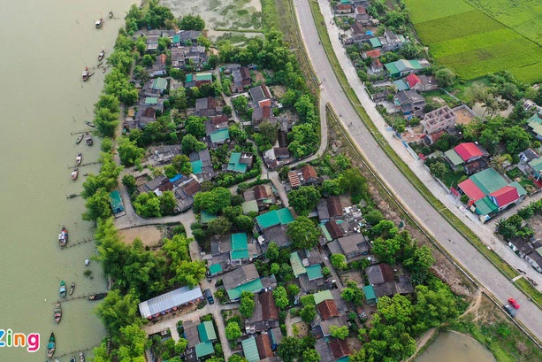 Nghệ An, Gia Lai, Sơn La, Đắk Lắk, Thanh Hóa, Quảng Nam, Lâm Đồng, Kon Tum, Điện Biên, Lai Châu Theo Niên giám Thống kê 2020 (Tổng cục Thống kê), đây hiện là 10 tỉnh có diện tích lớn nhất Việt Nam (theo thứ tự diện tích giảm dần): Nghệ An (16.481 km2), Gia Lai (15.511 km2), Sơn La (14.123 km2), Đắk Lắk (13.031 km2), Thanh Hóa (11.115 km2), Quảng Nam (10.575 km2), Lâm Đồng (9.783 km2), Kon Tum (9.674 km2), Điện Biên (9.541 km2) và Lai Châu (9.069 km2). Trong ảnh là một làng chài yên bình bên dòng sông Lam ở Nghệ An. Ảnh: Sách Nguyễn.