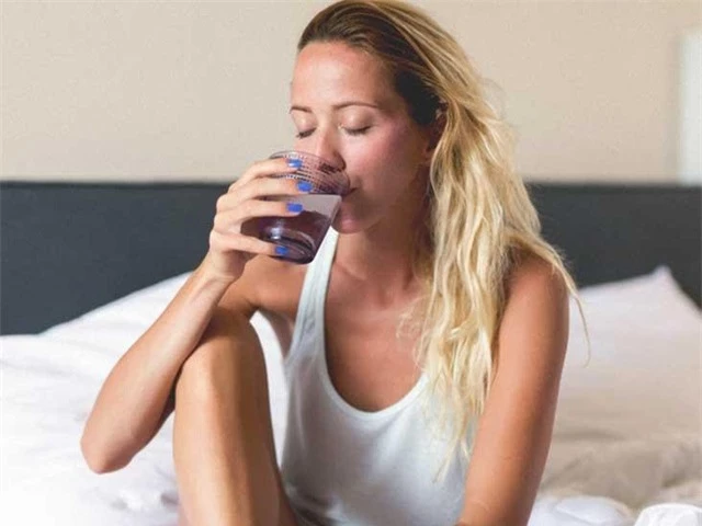 Không uống nước trước khi đi ngủ làm tăng nhiều nguy cơ sức khỏe: Ly nước cuối cùng trong ngày nên uống thế nào cho đúng? - Ảnh 1.