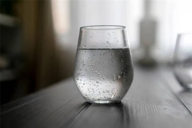 Không uống nước trước khi đi ngủ làm tăng nhiều nguy cơ sức khỏe: Ly nước cuối cùng trong ngày nên uống thế nào cho đúng? - Ảnh 4.