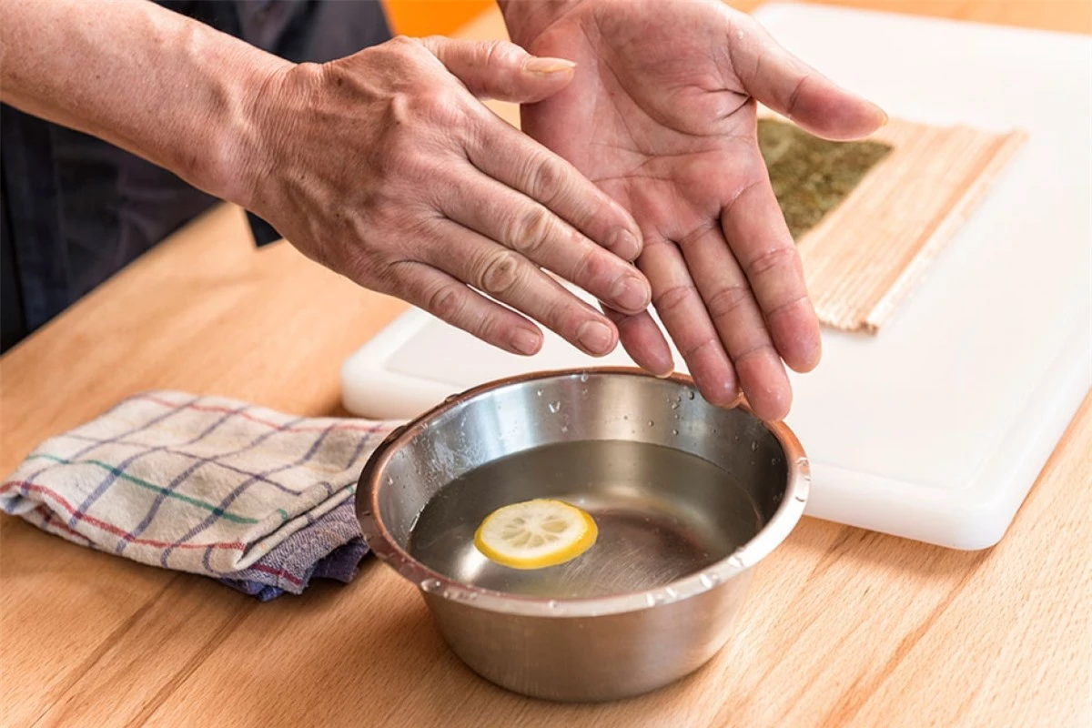 Sau khi hoàn thành các công việc trong bếp, chắc hẳn nhiều người gặp vấn đề với mùi hôi trên tay phải không? cho dù đó mùi tanh của hải sản hay thậm chí là mùi của các loại gia vị trong nhà bếp và nước vo gạo sẽ giúp bạn giải quyết vấn đề đó. Chúng ta sẽ dùng nước vo gạo để rửa tay thay vì nước lã để giúp rửa sạch mùi tanh của cá. Có thể thêm một chút nước cốt chanh để tăng hiệu quả. Cứ như vậy, mùi tanh bám vào tay chắc chắn sẽ không còn nữa.