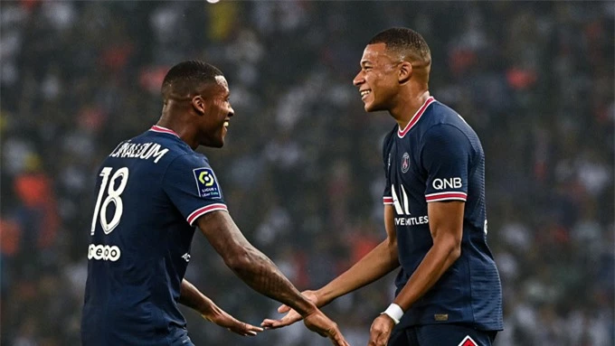 Mbappe (phải) thi đấu nổi bật ở trận PSG vs Strasbourg với 1 bàn thắng cùng 1 kiến tạo