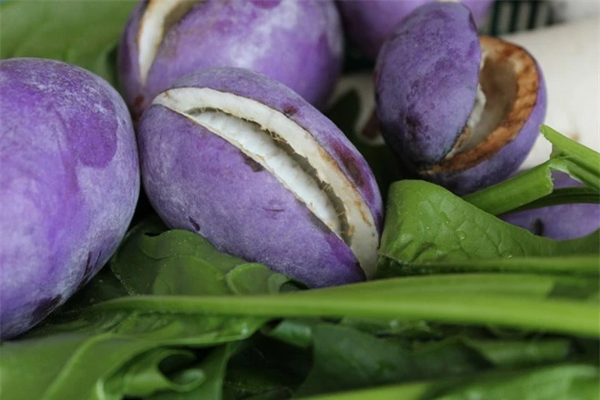 Quả lạ nhìn như xoài tím, cắt ra lại giống chuối có hạt chanh leo khiến dân mạng tranh cãi, hóa ra ở Việt Nam cũng bán - Ảnh 3.