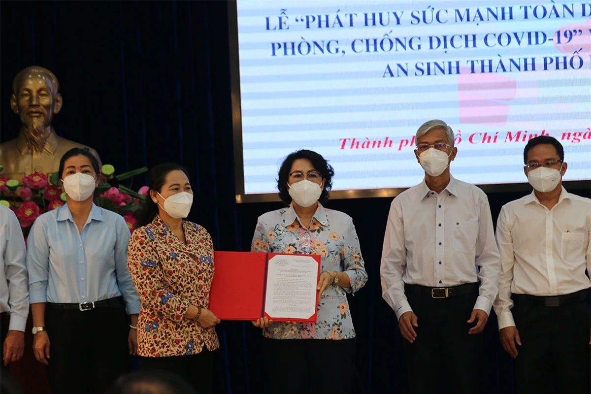 Bà Nguyễn Thị Lệ, Chủ tịch HĐND TP.HCM trao quyết định thành lậpTrung tâm tiếp nhận, hỗ trợ hàng hóa thiết yếu phục vụ người dân khó khăn bởi dịch bệnh Covid-19