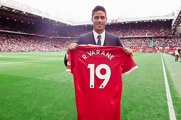 Phil Jones từ chối nhường áo số 4 cho Varane