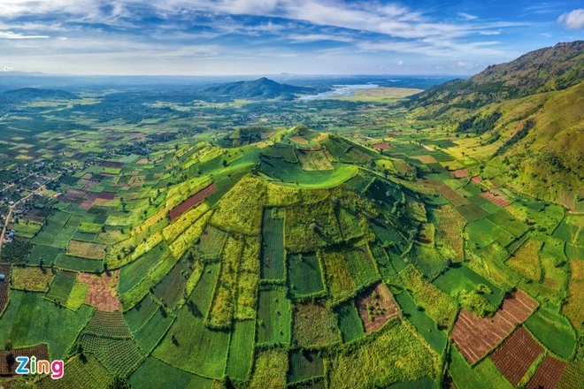 Núi lửa dương, núi lửa âm là một trong những nét hấp dẫn du khách ở Gia Lai. Đến đây, bạn có thể khám phá Biển Hồ (hồ T'Nưng), thắng cảnh nổi tiếng, cũng là dấu tích của miệng núi lửa âm sụt chìm dưới đất, đã ngừng hoạt động từ lâu, hoặc có thể chinh phục Chư Đăng Ya hùng vĩ (ảnh), là một miệng núi lửa dương nhô lên mặt đất. Ảnh: Nguyễn Quang Ngọc.