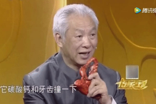 Cô gái mang tượng san hô đi kiểm định, chuyên gia bất ngờ gõ tượng vào răng khiến cả trường quay ngỡ ngàng!