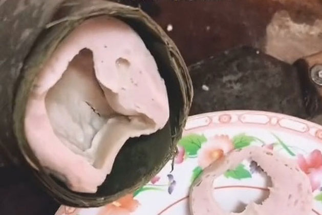 Đi mua giò về ăn mì tôm mà bị "khoét" mất phần lõi, chủ nhân dở khóc dở cười còn dân mạng cười mệt: "Làm được như vậy cũng khó nha"