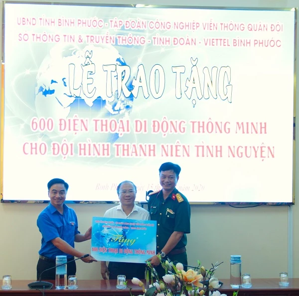 Viettel Bình Phước đã tặng 600 smartphone để phục vụ hỗ trợ, tuyên truyền người dân sử dụng dịch vụ công trực tuyến.