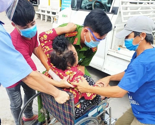 Lực lượng Công an phường Mỹ Thạnh đưa bà Tuyết đến Bệnh kiện cấp cứu kịp thời.