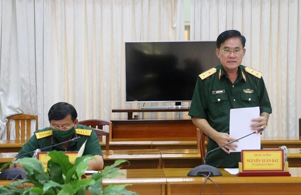 Trung tướng Nguyễn Xuân Dắt, Tư lệnh Quân khu 9 phát biểu tại cuộc họp.