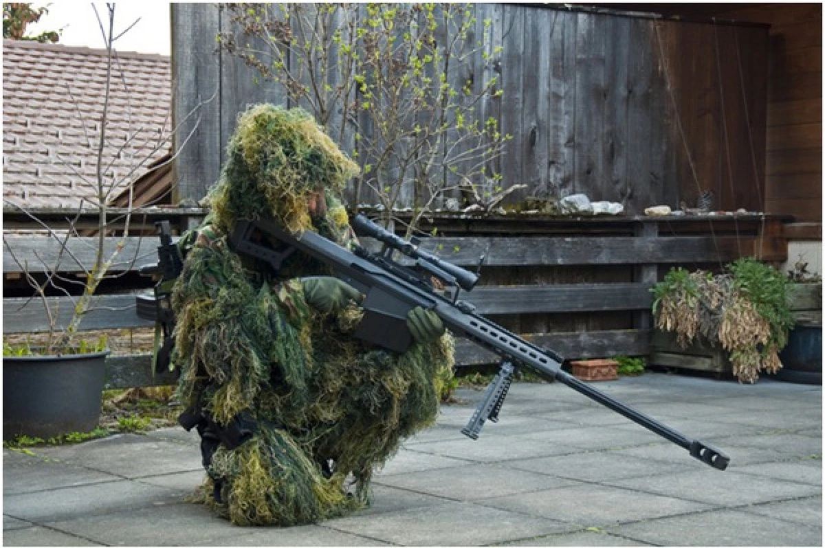 M82A3 trong tay của một trinh sát bắn tỉa của Quân đội Hoàng gia Anh. Ảnh: Reuters