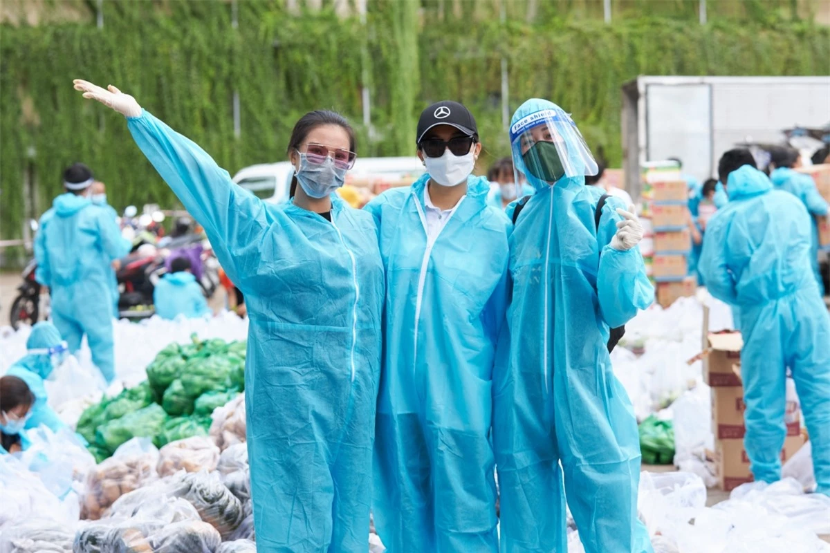 Á hậu Kim Duyên, Á hậu Lệ Hằng và Hoa hậu Khánh Vân (từ trái qua phải) tham gia chương trình “Chuyến xe thực phẩm 0 đồng”.