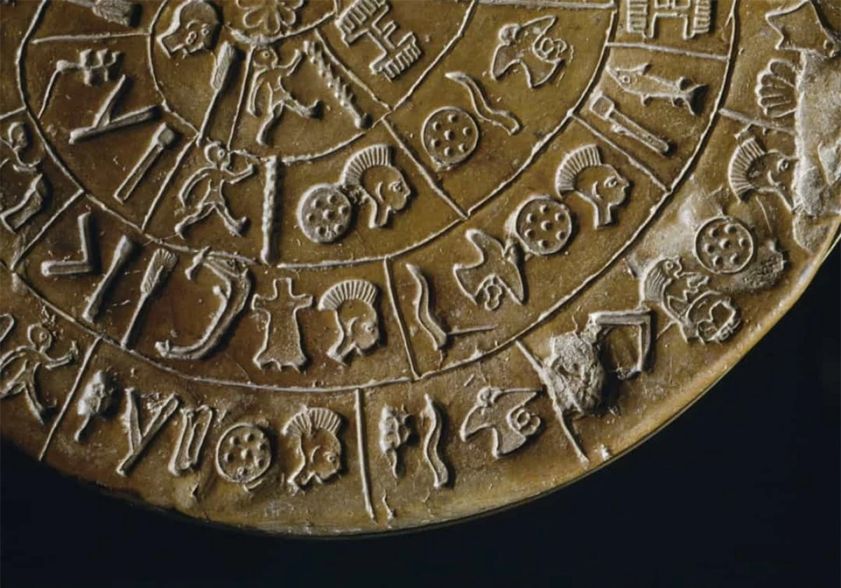 Có hàng trăm cổ vật với những thông điệp cổ xưa nhưng Đĩa Phaistos là một cổ vật độc đáo bởi không ai hiểu những ký tự được viết lên nó. Một số người cho rằng đây là một trò chơi trong khi số khác thì cho rằng đây là một quyển lịch.