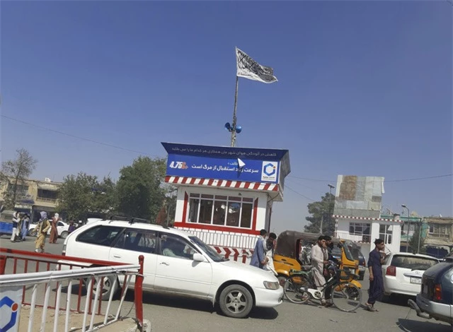 Taliban tuyên bố kết thúc chiến tranh, các nước sơ tán công dân khỏi Afghanistan - Ảnh 1.