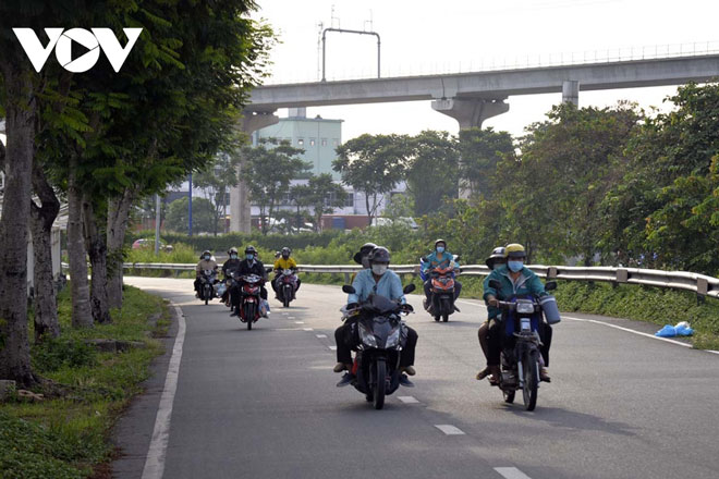 Người dân tự ý đi xe máy về quê, phải kịp thời hỗ trợ để an tâm ở lại