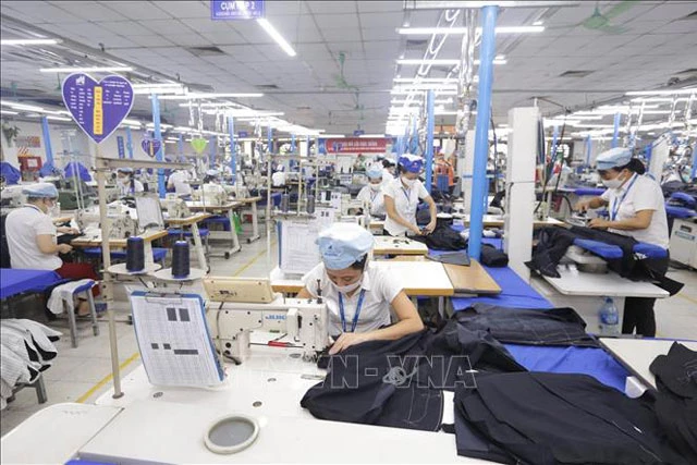 Sản xuất hàng may mặc tại Xí nghiệp Sơ mi, Veston của Tổng Công ty May 10 tại Sài Đồng, Quận Long Biên, Hà Nội - một đơn vị của Tập đoàn Dệt may Việt Nam (Vinatex). Ảnh: Anh Tuấn/TTXVN