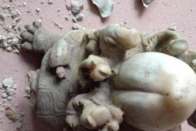 Người đàn ông bỏ 20.000 NDT mua đồ cổ ở ga tàu, về tới nhà trượt tay đánh rơi vỡ: Cảnh tượng trước mắt khiến ông sững sờ!