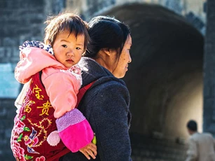 Gặp lại sau bao nhiêu năm xa cách, cô gái sững sờ khi biết lý do mẹ ruột cho cô đi làm con nuôi