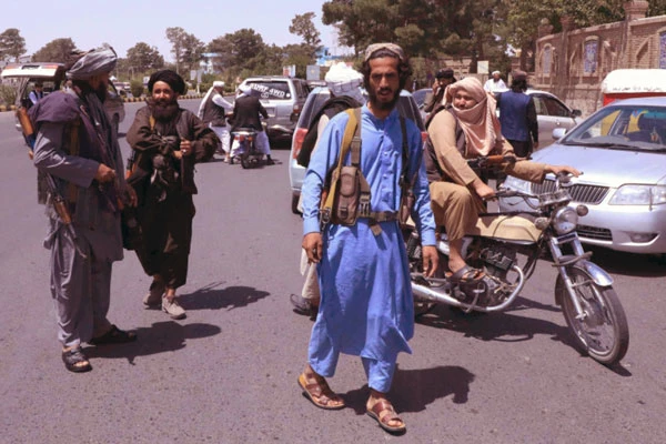 Ảnh: Các tay súng Taliban tuần tra đường phố Herat ngày 14/8/2021. Đây là một trong các thủ phủ đã rơi vào tay lực lượng này kể từ 6/8.