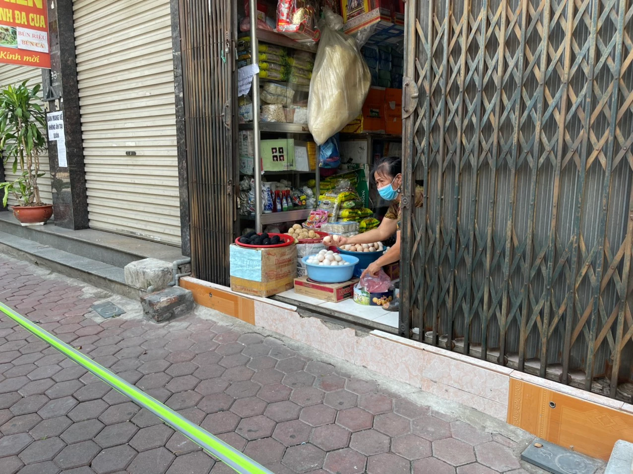 Theo tiểu thương bán đồ khô trên phố Nguyễn Cao, giá trứng cao mà không có nhiều hàng để bán.
