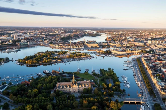 Stockholm là thành phố được xây dựng trên 14 hòn đảo, do đó, những hòn đảo được nối với nhau bằng những cây cầu. Theo thống kê của Visit Stockholm, trang Facebook chính thức của Văn phòng Du khách Stockholm, thành phố này có tổng cộng 57 cây cầu, giúp nối liền các hòn đảo để người dân thuận tiện di chuyển. Một số cây cầu nổi tiếng, thu hút khách du lịch bao gồm: Norrbro, Riksbron, Stallbron, Strömsborgsbron... Ảnh: Henrik Tryg.