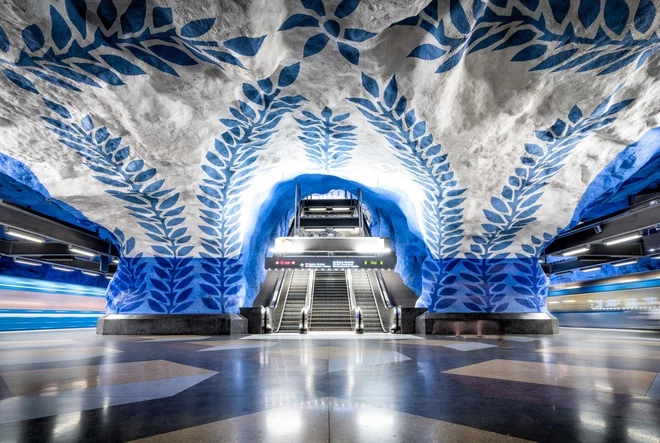 Hệ thống tàu điện ngầm Stockholm khai trương vào năm 1950, chiều dài hơn 100 km. Kể từ năm 1957, các nghệ thuật gia đã tạo ra những sản phẩm nghệ thuật bên trong ga tàu. 100 nhà ga của hệ thống (bao gồm 47 trạm ngầm và 53 trên mặt đất) đều có những tác phẩm độc đáo trên bậc thang, tường hoặc các sảnh chờ. Do đó, nơi đây được gọi là triển lãm nghệ thuật dài nhất thế giới và được nhiều khách du lịch chọn làm điểm tham quan. Ảnh: Andy's Travel Blog.
