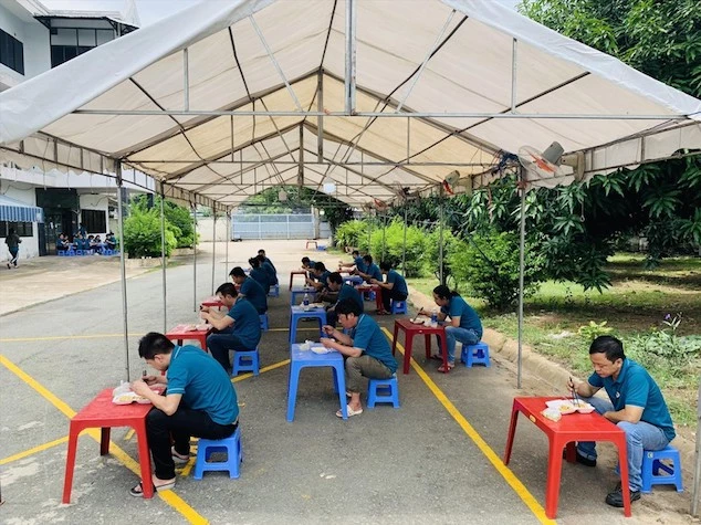 Công ty 3D Hub Global dựng mái rạp ngoài trời để tổ chức cho công nhân ăn uống khi thực hiện “3 tại chỗ”.