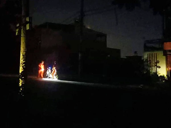 Công nhân Điện lực Sơn Trà xử lý sự cố do giông sét để nối lại cung cấp điện cho người dân khu vực ngay trong đêm 16/8
