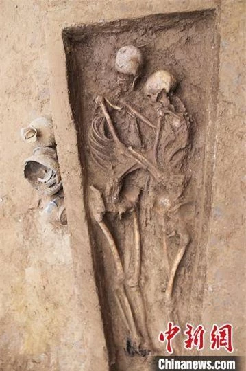 Khai quật mộ cổ Trung Quốc 1.600 tuổi, bất ngờ tìm thấy 2 bộ hài cốt trong tư thế Romeo và Juliet - Ảnh 1.
