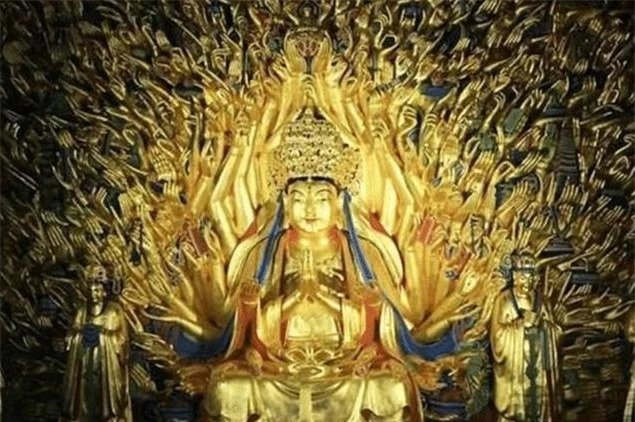Sửa tượng Phật Quan Âm nghìn tay 800 năm tuổi, vô tình phát hiện 1 không gian bí mật, đoàn công tác kinh ngạc khi thấy thứ bên trong - Ảnh 2.