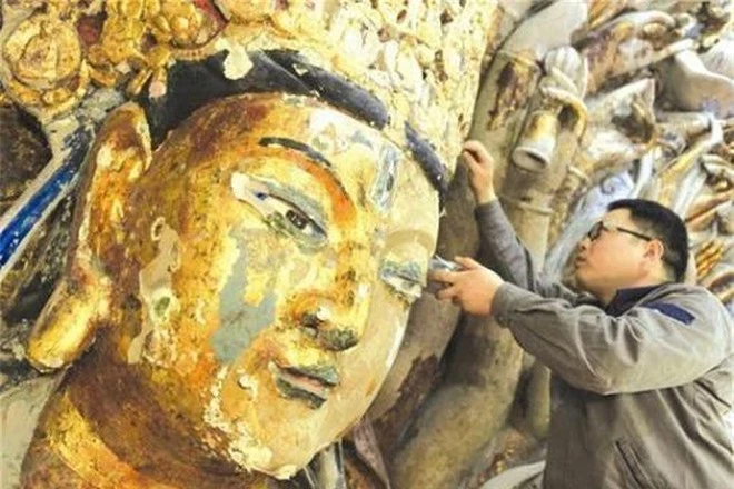 Sửa tượng Phật Quan Âm nghìn tay 800 năm tuổi, vô tình phát hiện 1 không gian bí mật, đoàn công tác kinh ngạc khi thấy thứ bên trong - Ảnh 4.