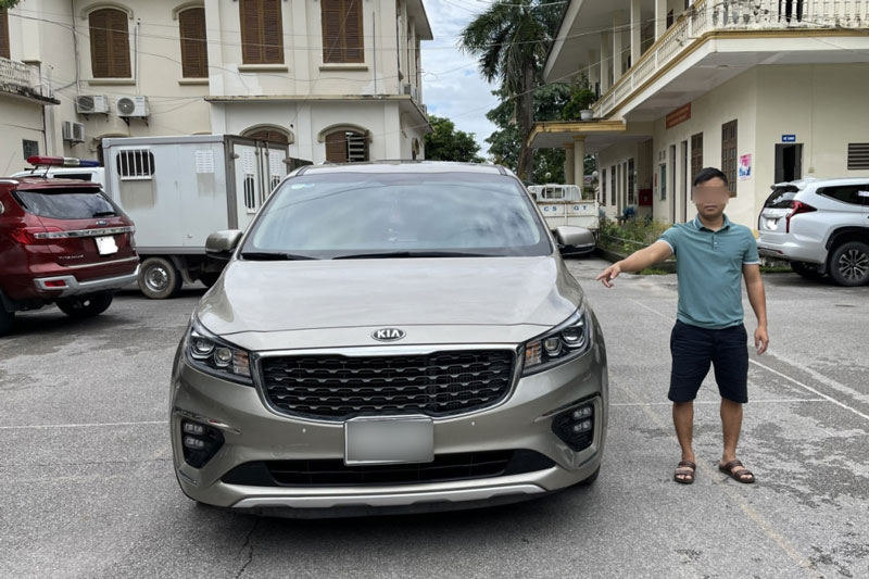 Tạm giữ hình sự với tài xế không xuất trình giấy tờ, điều khiển xe hất cảnh sát lên nắp capo