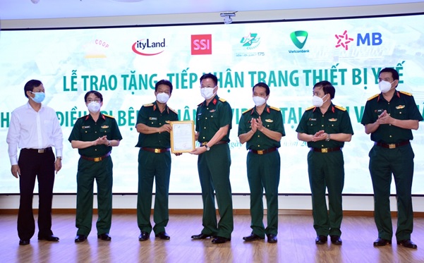 Đại tá Hà Trọng Khiêm – Phó Tổng giám đốc phụ trách khu vực phía Nam (thứ tư từ trái qua) đại diện MB trao tặng 5 tỷ đồng tới Bệnh viện Quân y 175.