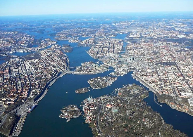 Stockholm là thủ đô của Thụy Điển, trải rộng trên 14 hòn đảo ở bờ biển phía đông nam của quốc gia này. Stockholm là trung tâm văn hóa, truyền thông, chính trị và kinh tế của Thụy Điển. Đây cũng là nơi đặt trụ sở của Chính phủ Thụy Điển và hầu hết cơ quan thuộc Chính phủ, đồng thời là nơi ở của Quốc vương Thụy Điển, Thủ tướng Thụy Điển. Ảnh: ESA Earth Online.
