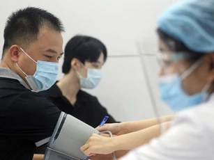 "Bí ẩn" hội chứng "áo choàng trắng” khi tiêm vaccine COVID-19