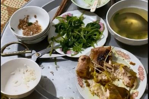 Mâm "cơm thừa canh cặn" nhà chồng để phần nàng dâu, dỗ con xong vào nhìn mà nước mắt đầm đìa