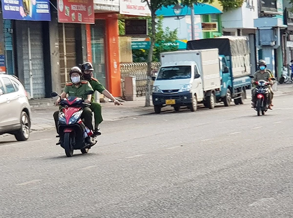 Lực lượng chức năng tăng cường tuần tra kiểm soát trên các đường ohoos trong thời gian TP Đà Nẵng thực hiện "7 ngày ở yên một chỗ"