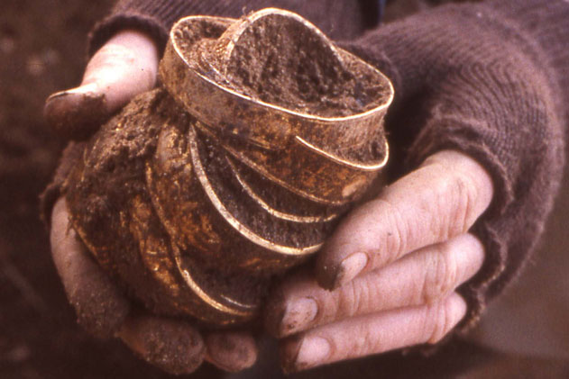 Mất búa lại tìm được vàng: Người đàn ông choáng váng khi biết mình đã phát hiện kho báu lớn nhất nước Anh!