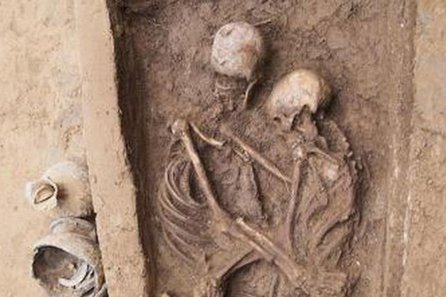 Khai quật mộ cổ Trung Quốc 1.600 tuổi, bất ngờ tìm thấy 2 bộ hài cốt trong tư thế "Romeo và Juliet"