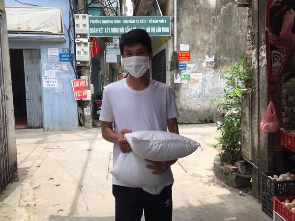 Nhóm Ong Chăm tặng hơn 6 tấn gạo cho người đang ở trọ tại Hà Nội