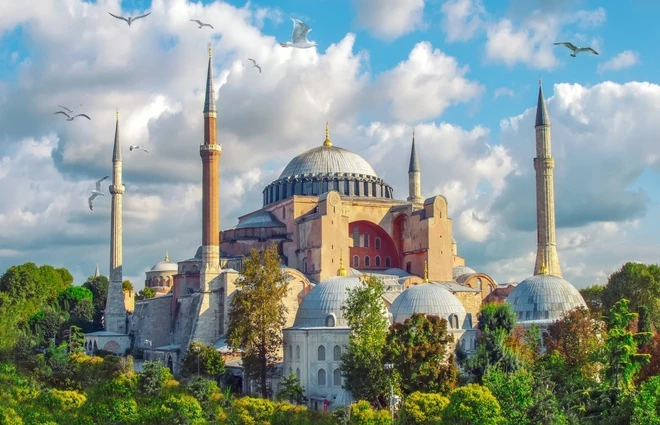 Istanbul được biết đến với biệt danh "thành phố mèo". Theo World Atlas, Istanbul chính là thành phố lớn nhất châu Âu. Với mật độ dân cư cao và diện tích rộng lớn, thành phố này thường bị nhầm là thủ đô của Thổ Nhĩ Kỳ. Thực tế, thủ đô của đất nước này là thành phố Ankara. Ảnh: Unsplash.