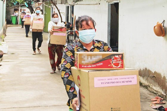 TP Hồ Chí Minh hỗ trợ toàn bộ 2,5 triệu người dân gặp khó khăn, cán bộ sẽ mang tiền tới tận nhà