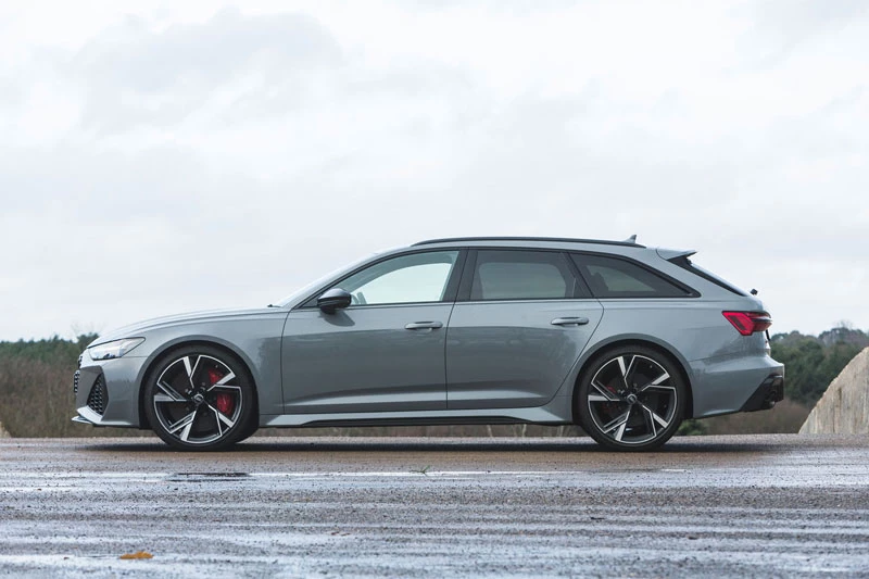 4. Audi RS6 Avant 2021 (điểm số: 9,6/10) - xe hiệu suất cao.