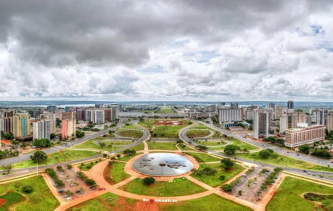 Nhắc đến Brazil, mọi người thường nghĩ đến thành phố Rio de Janeiro. Đây từng là thủ đô của Brazil nhưng hiện tại, vị trí này thuộc về Brasilia. Năm 1956, ngay sau khi lên nhậm chức, Tổng thống Brazil Juscelino Kubitschek quyết định xây dựng một thủ đô mới thay Rio de Janeiro. Sau 3 năm xây dựng, ngày 21/4/1960, thủ đô mới của Brazil mang tên Brasilia đã được khánh thành. Thành phố này đã được UNESCO công nhận là Di sản Thế giới dù được xây dựng trong thế kỷ 20. Ảnh: iStock.