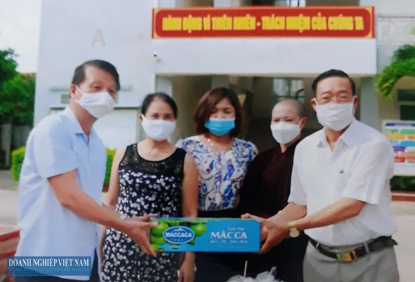 Các thành viên CLB Cảnh sát hình sự - Công an TP. Thanh Hóa trao quà ủng hộ lực lượng tuyến đầu chống dịch COVID-19 tại Bệnh viện 71TW.