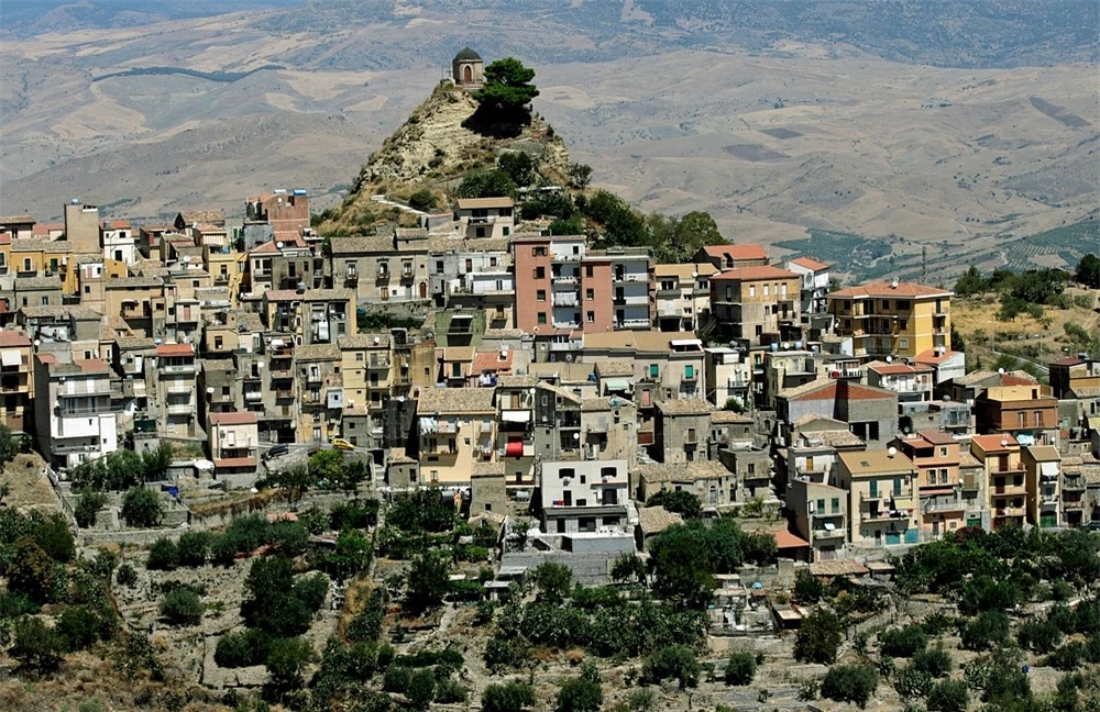 Ngôi làng nằm trên đỉnh núi có hình dáng con người đầy kỳ lạ
