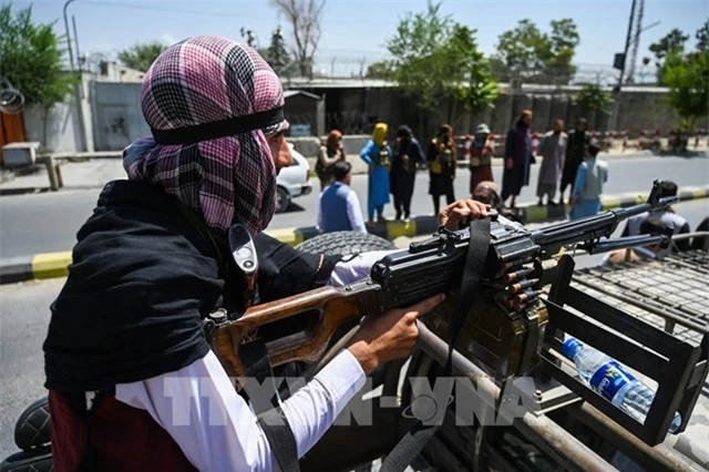 Các tay súng Taliban gác tại thủ đô Kabul, Afghanistan, ngày 16/8/2021. Ảnh: AFP/ TTXVN