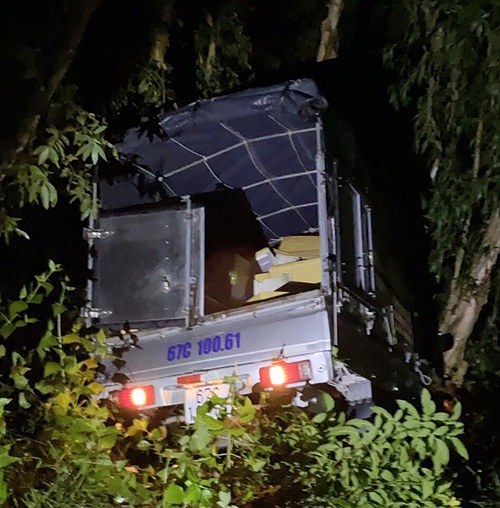 An Giang: Tài xế cho xe tải chở gần 6.000 bao thuốc lá lậu lao xuống kênh để thoát thân