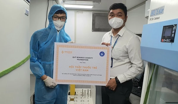 Binance Charity vừa trao tặng Hệ thống xét nghiệm realtime PCR Rotor-Gene Q MDX 5PLEX Platform cho Hội Thầy thuốc Trẻ Việt Nam, nhằm chung tay phòng chống dịch COVID-19.