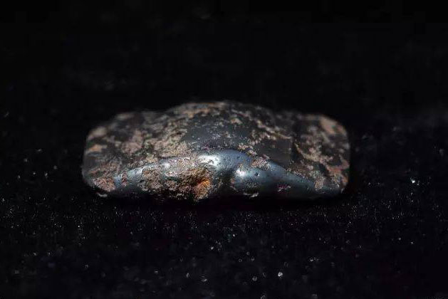 Người đi chăn cừu bắt gặp cục đá lạ bèn bán đi, vài hôm sau cửa hàng niêm yết giá 280 tỷ